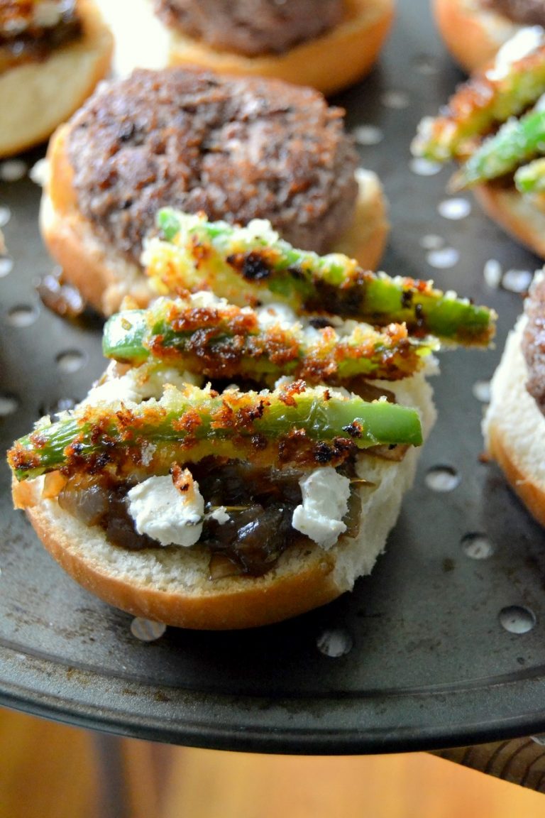 Mini Burgeri Cu Dulceata De Ceapa Caramelizata Si Jalapenos